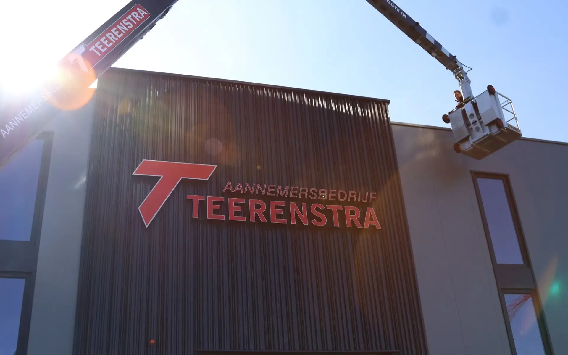Het pand van Aannemersbedrijf Teerenstra in Heiloo, met de eigen kraan en hoogwerker ervoor